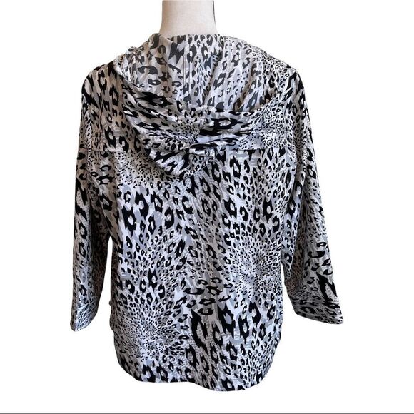 Chico's Zenergy Black and White Animal Print‎ Hooded Jacket - 8 - Picture 11 of 11